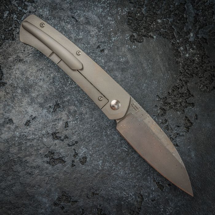 Складной нож Artisan Centauri, сталь дамаск, черный карбон/титан