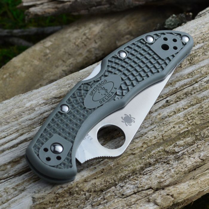 Складной нож Delica 4 - Spyderco C11PSFG, сталь VG-10 Satin Plain/Serrated, рукоять термопластик FRN зелёная (foliage green)